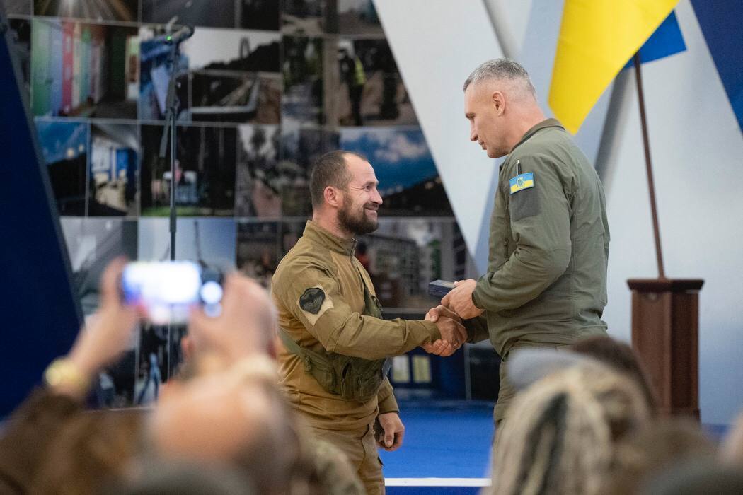 Кличко встретился в столице с киевлянами-защитниками: воины получили награды от городского головы. Фото