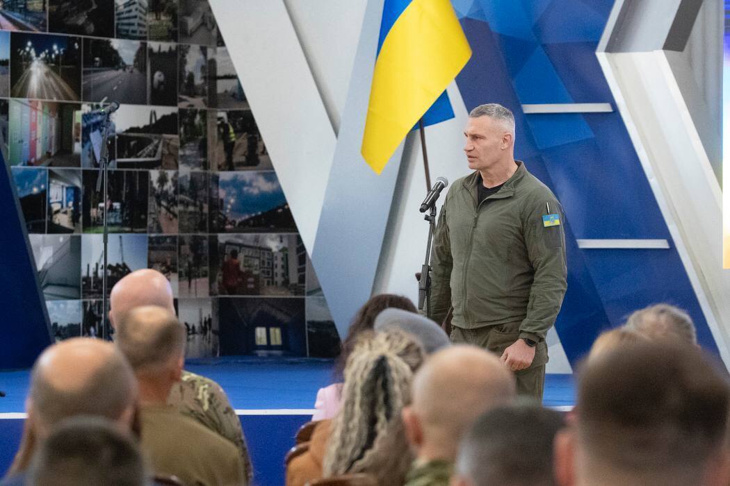 Кличко встретился в столице с киевлянами-защитниками: воины получили награды от городского головы. Фото