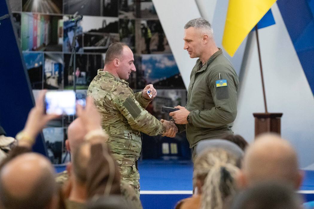 Кличко встретился в столице с киевлянами-защитниками: воины получили награды от городского головы. Фото