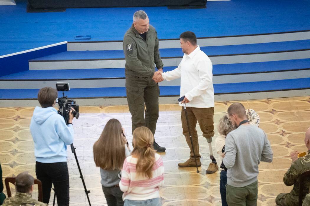 Кличко встретился в столице с киевлянами-защитниками: воины получили награды от городского головы. Фото