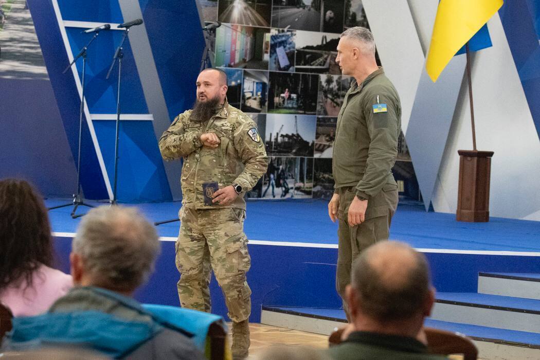 Кличко встретился в столице с киевлянами-защитниками: воины получили награды от городского головы. Фото