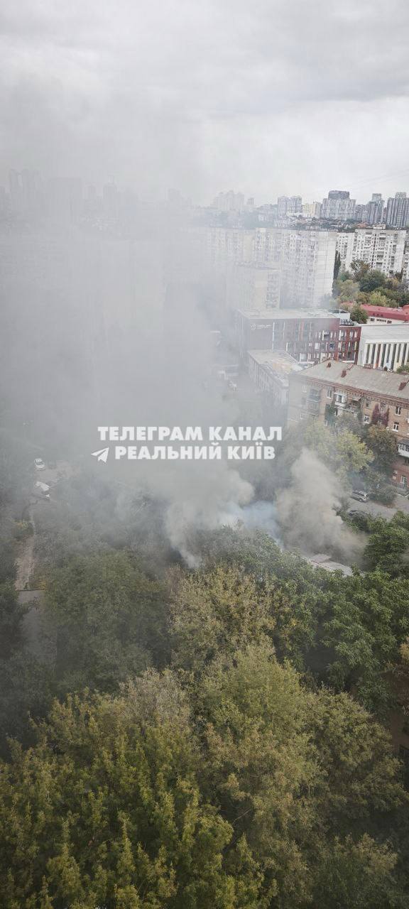 Стовп диму було видно здалеку: у Києві поблизу метро "Деміївська" сталась пожежа. Подробиці, фото та відео