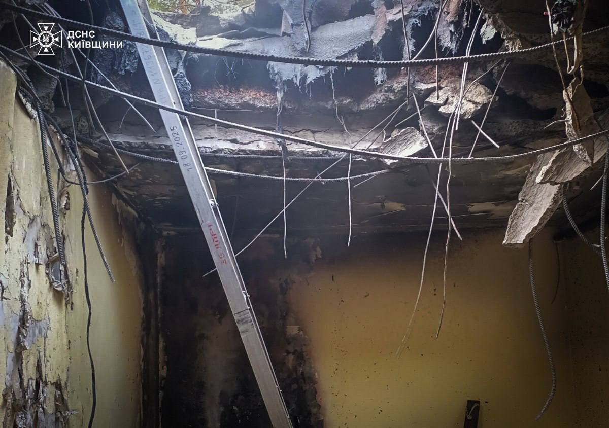 Виникла пожежа: у ДСНС розповіли про наслідки ранкової російської атаки на Київщину. Фото