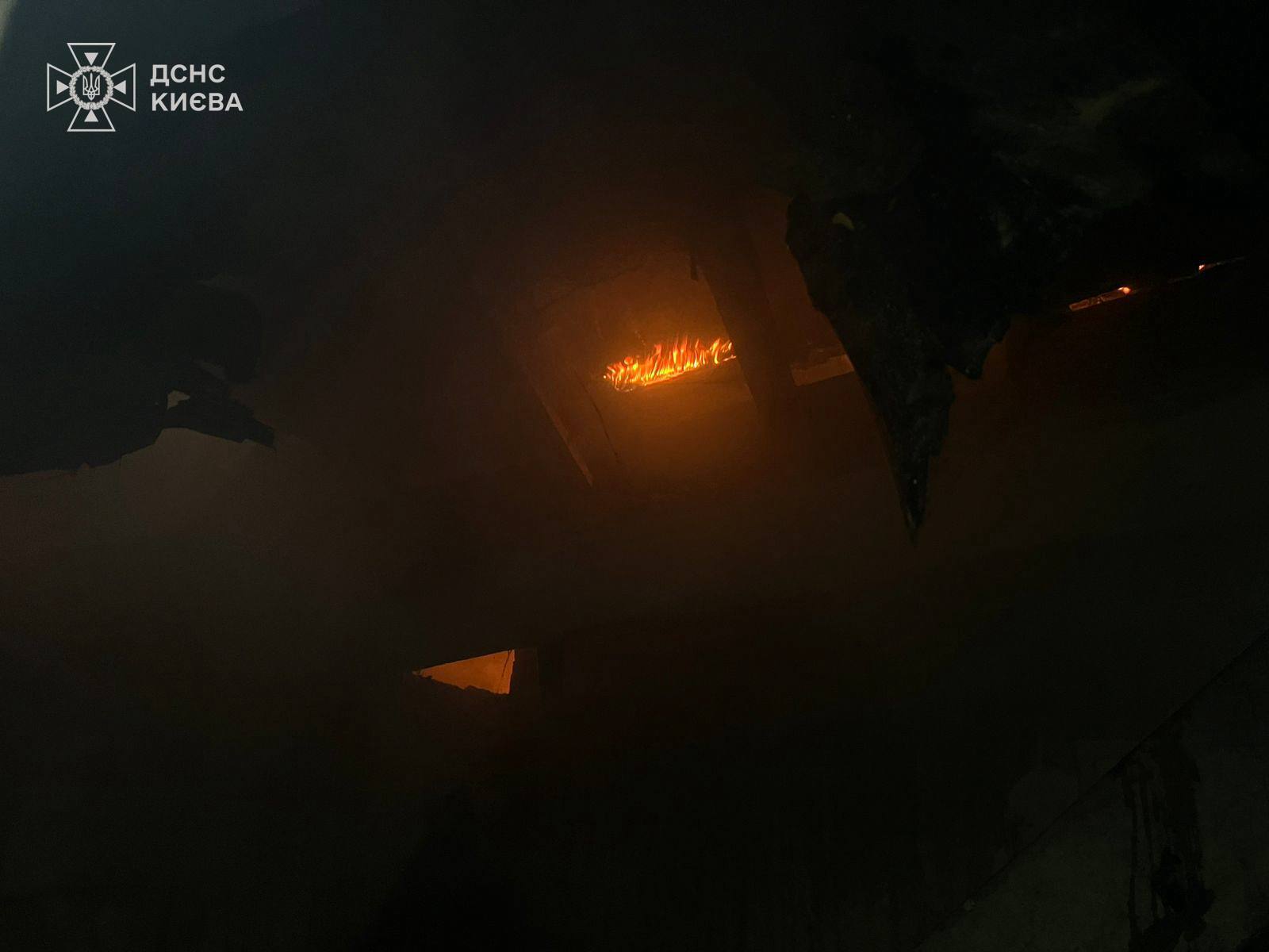 Стовп диму було видно здалеку: у Києві поблизу метро "Деміївська" сталась пожежа. Подробиці, фото та відео