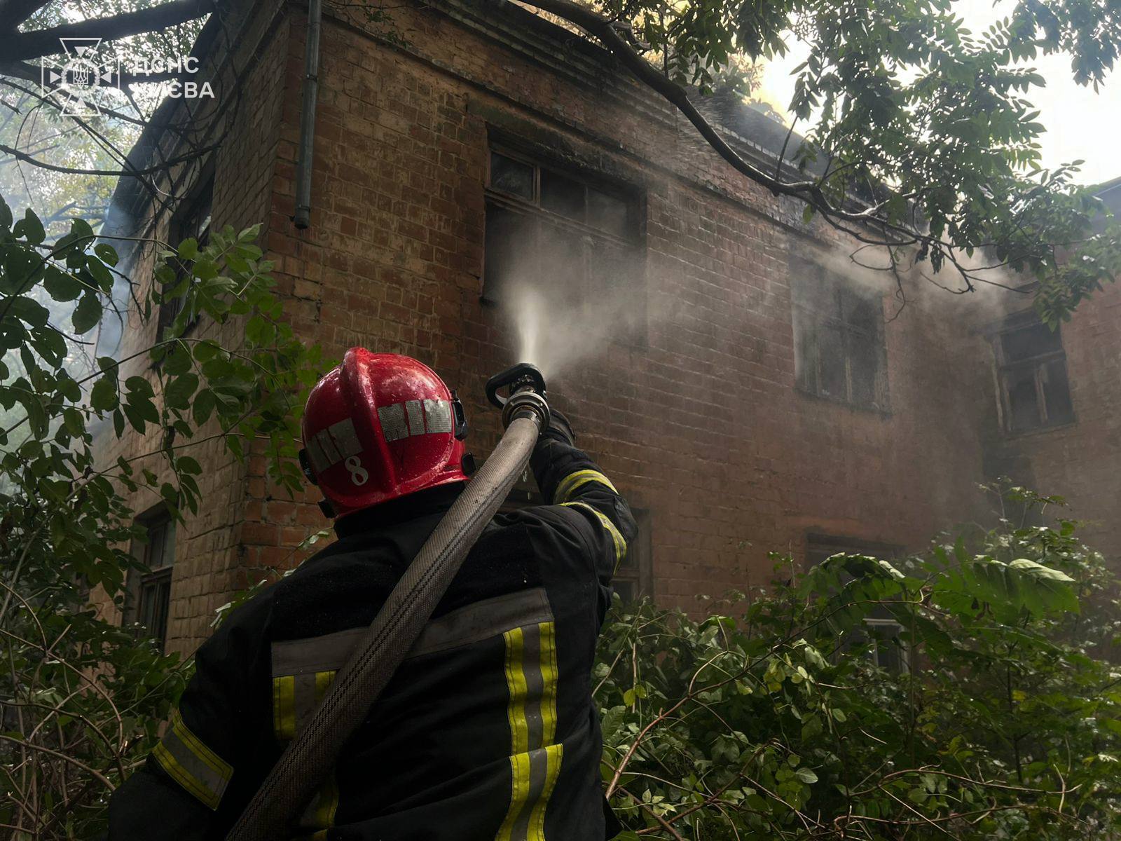 Стовп диму було видно здалеку: у Києві поблизу метро "Деміївська" сталась пожежа. Подробиці, фото та відео