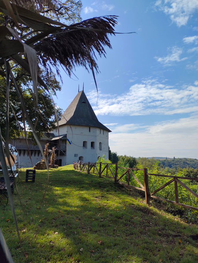 Величний Галич: замок, давні храми й міст через Дністер