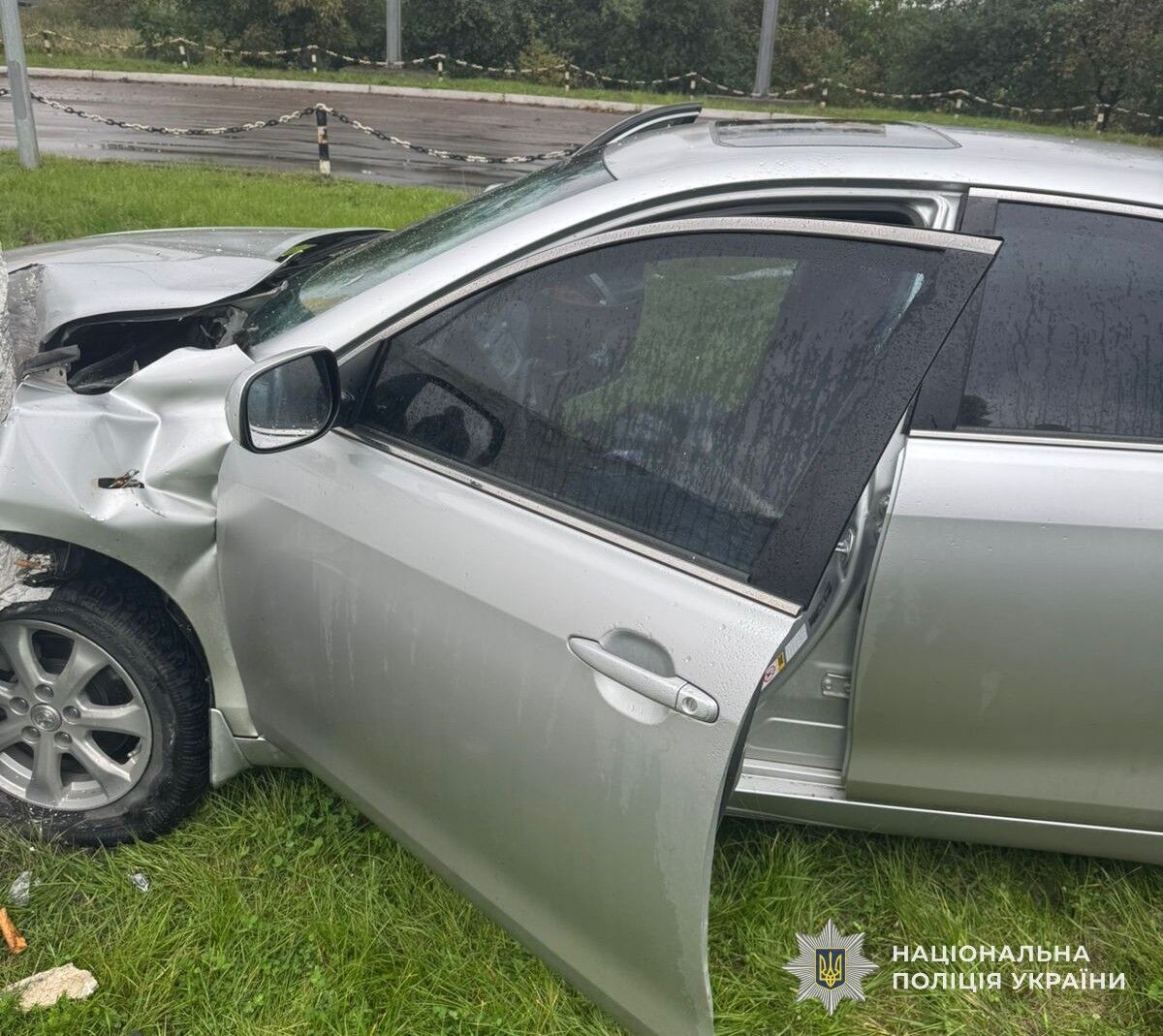 На Львівщині водій знепритомнів і помер за кермом: авто влетіло в пам'ятник, є постраждала