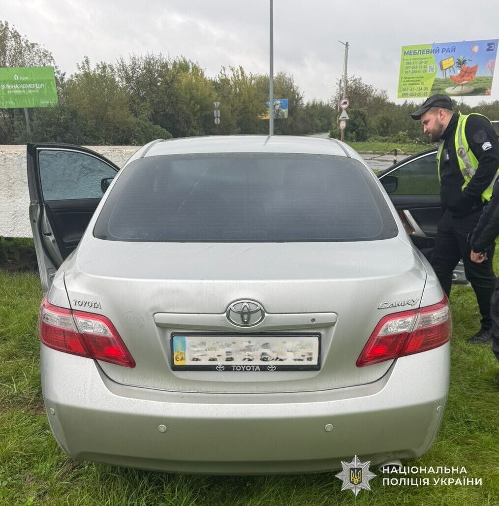 На Львівщині водій знепритомнів і помер за кермом: авто влетіло в пам'ятник, є постраждала