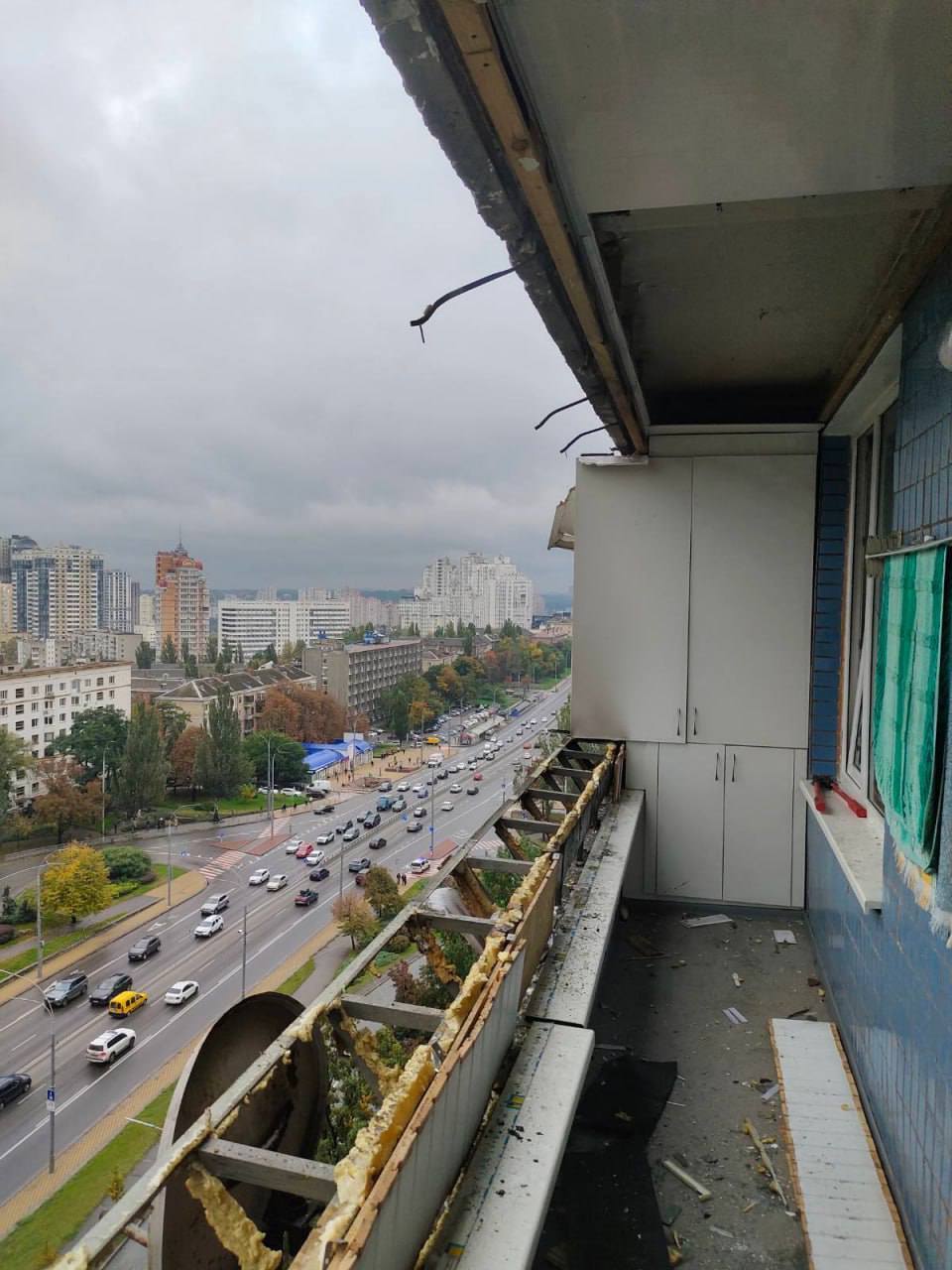 В КАРС показали, как выглядят квартиры дома на Печерске в Киеве, куда попали обломки российского дрона. Фото