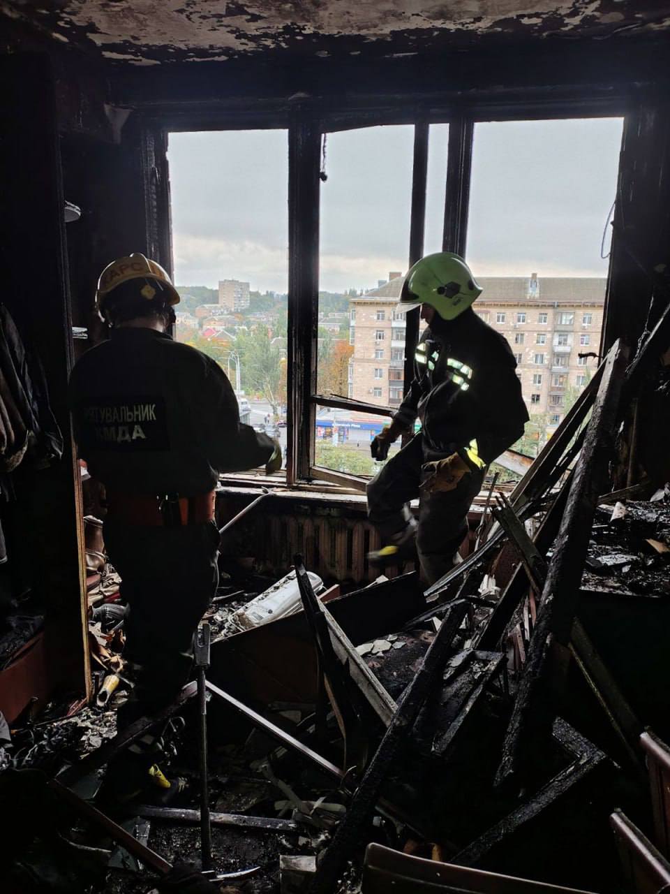 В КАРС показали, как выглядят квартиры дома на Печерске в Киеве, куда попали обломки российского дрона. Фото