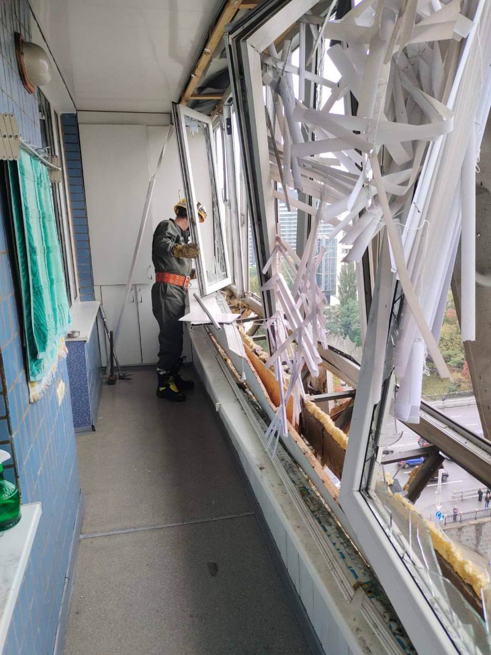 В КАРС показали, как выглядят квартиры дома на Печерске в Киеве, куда попали обломки российского дрона. Фото