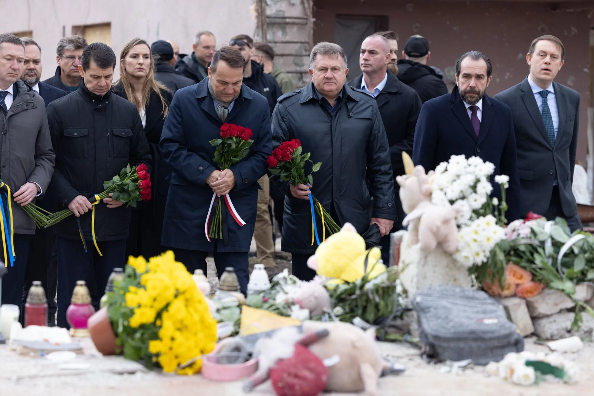 "Ця втрата – відкрита рана": глава МЗС Польщі прибув на Львівщину і відвідав місце російського удару. Фото