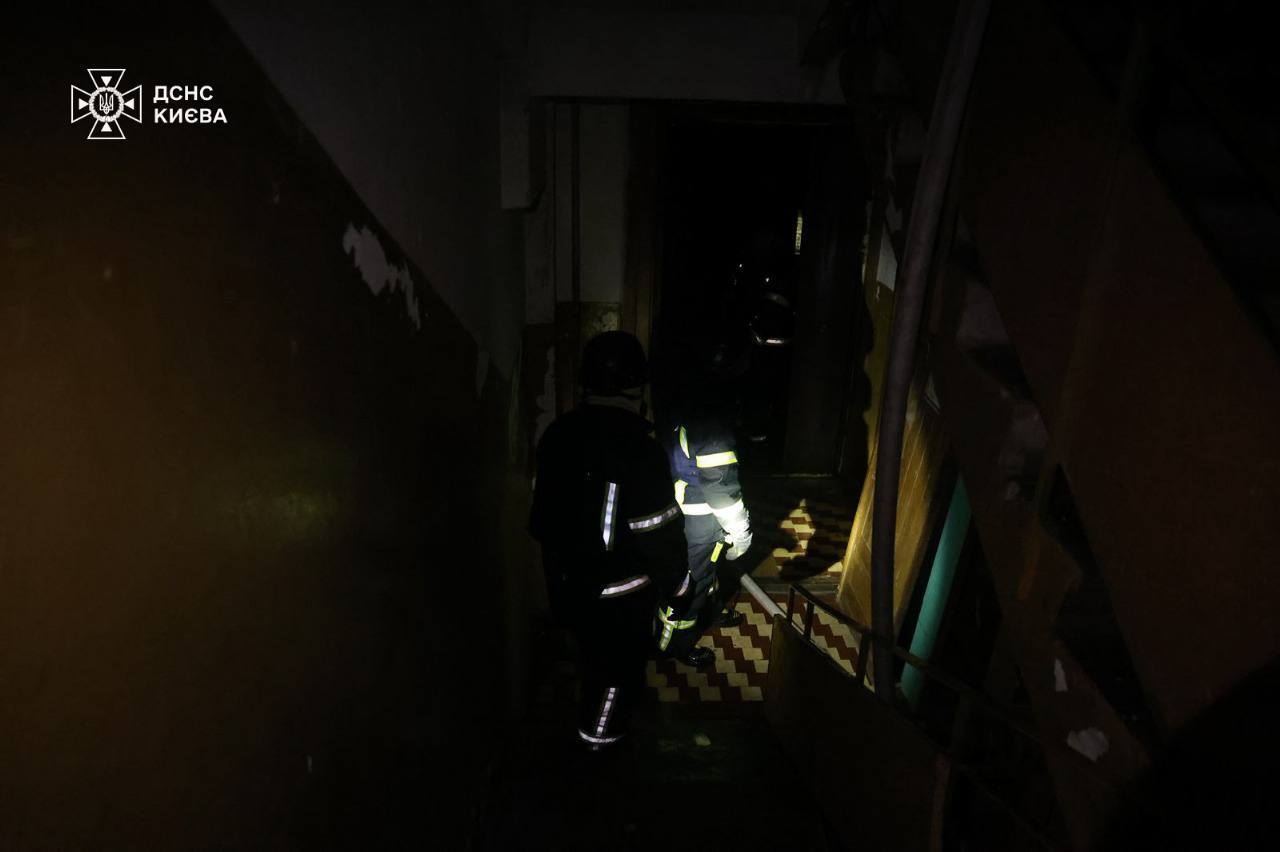 Россия атаковала столицу "Шахедами": есть попадание в многоэтажку, пострадали люди. Фото и видео