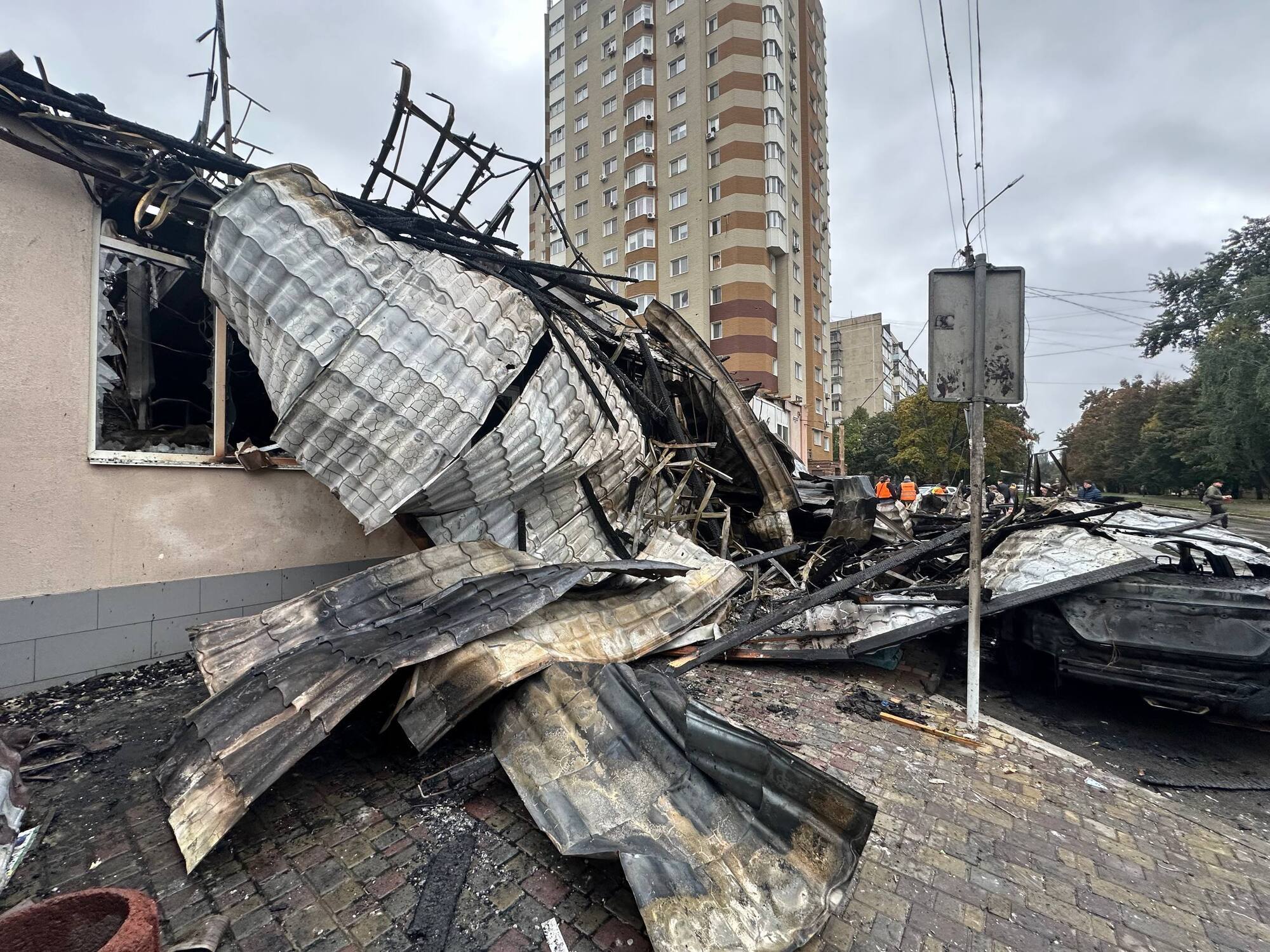 На Киевщине обломки вражеского дрона упали на минимаркет: произошел пожар, есть разрушения. Фото и видео
