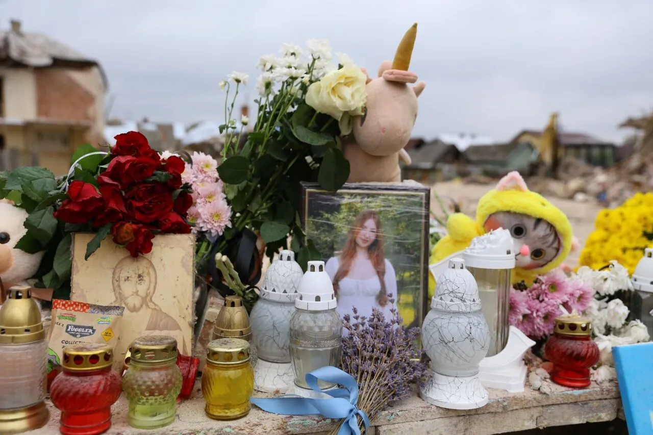 "Ця втрата – відкрита рана": глава МЗС Польщі прибув на Львівщину і відвідав місце російського удару. Фото