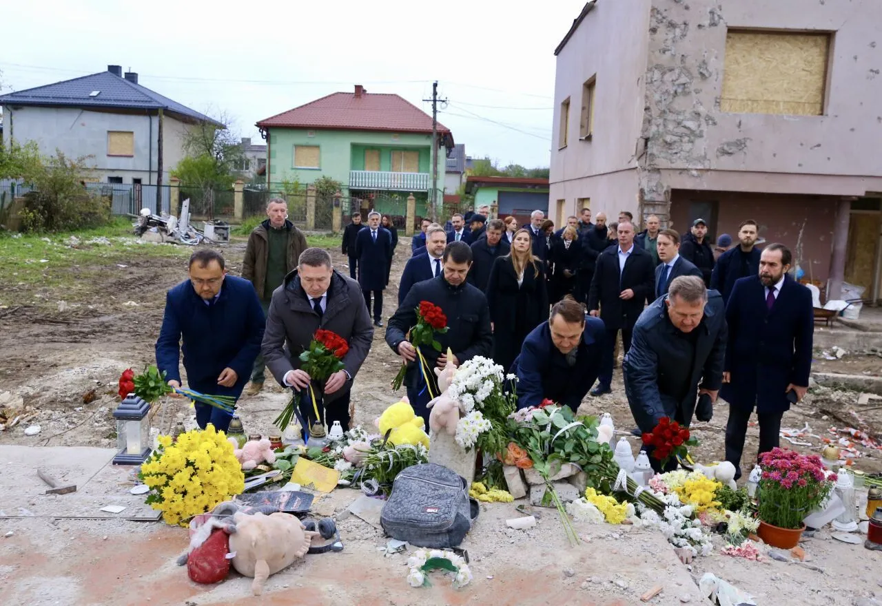 "Ця втрата – відкрита рана": глава МЗС Польщі прибув на Львівщину і відвідав місце російського удару. Фото