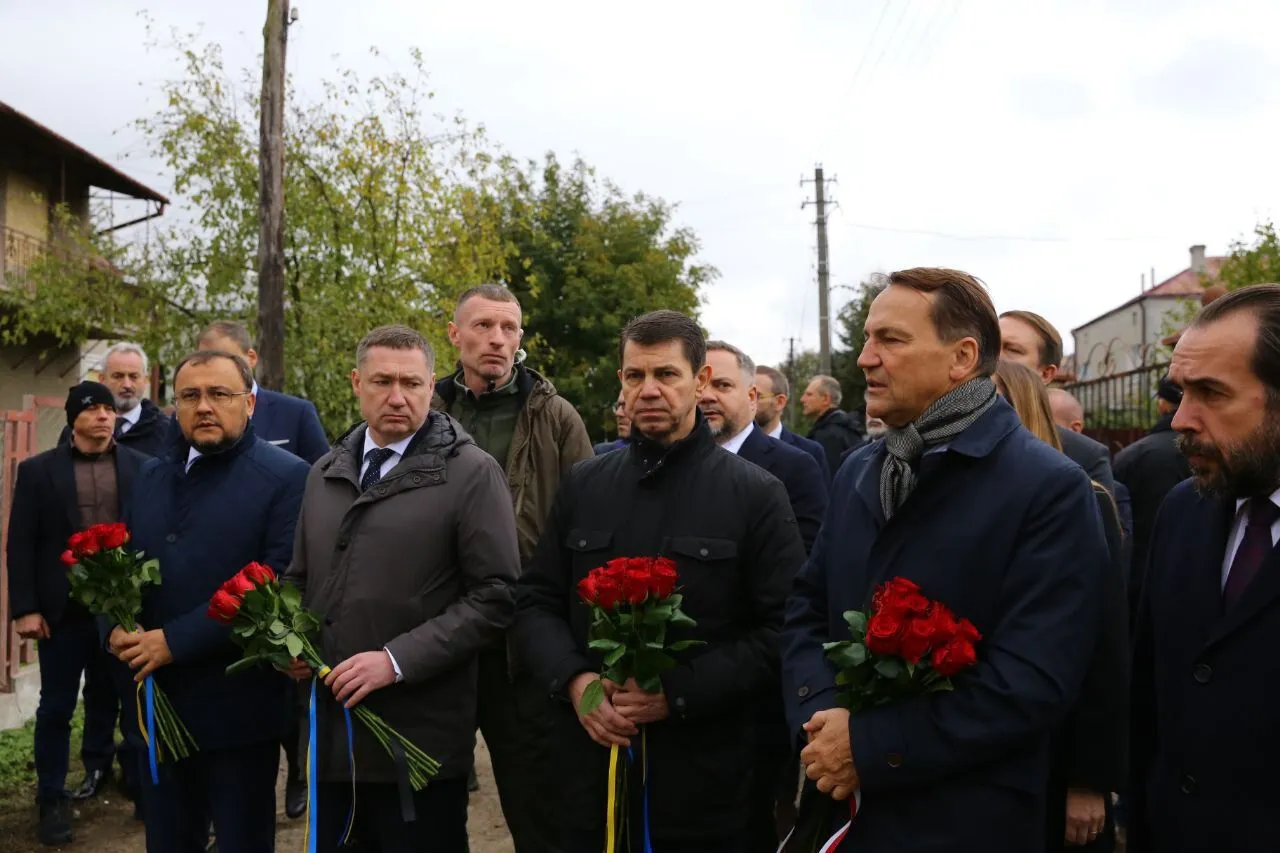 "Ця втрата – відкрита рана": глава МЗС Польщі прибув на Львівщину і відвідав місце російського удару. Фото
