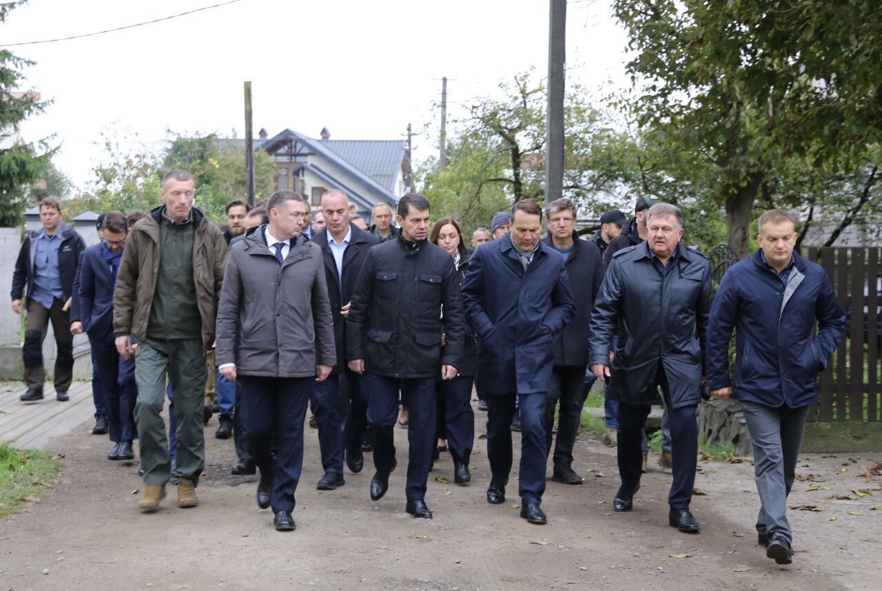 "Ця втрата – відкрита рана": глава МЗС Польщі прибув на Львівщину і відвідав місце російського удару. Фото