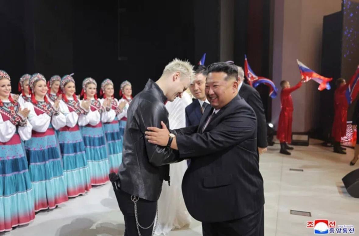 Диктатор Кім Чен Ин влаштував свято "русского міра" в КНДР і зробив подарунок російським артистам. Фото