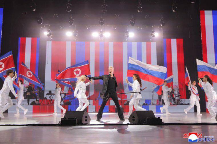 Диктатор Кім Чен Ин влаштував свято "русского міра" в КНДР і зробив подарунок російським артистам. Фото