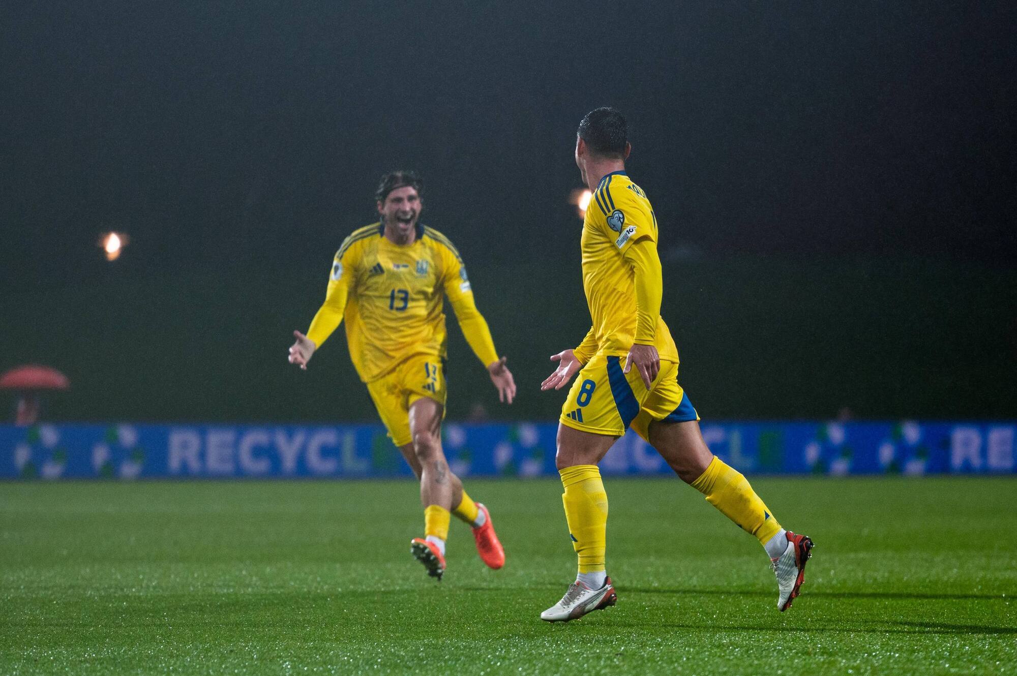 Играют только три футболиста? Почему победа Украины над Исландией не принесла удовольствия. Обзор игры