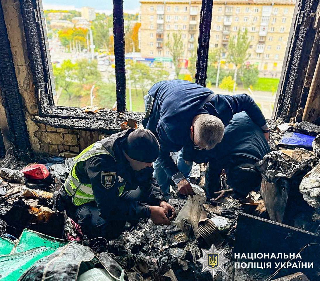 Квартира сгорела дотла: полицейский помог жителям поврежденного обстрелом дома найти частичку прошлой жизни. Фото