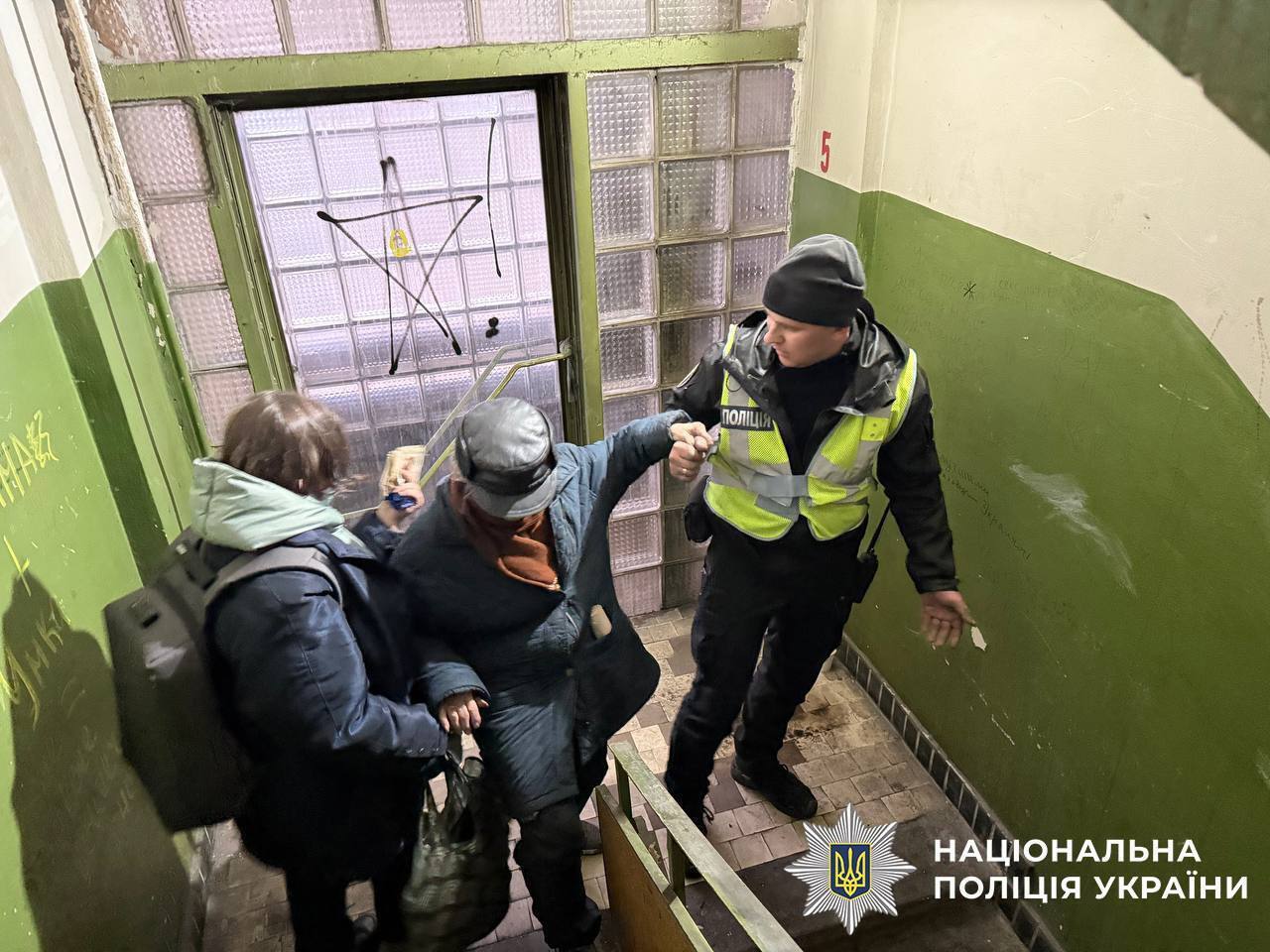 Квартира сгорела дотла: полицейский помог жителям поврежденного обстрелом дома найти частичку прошлой жизни. Фото