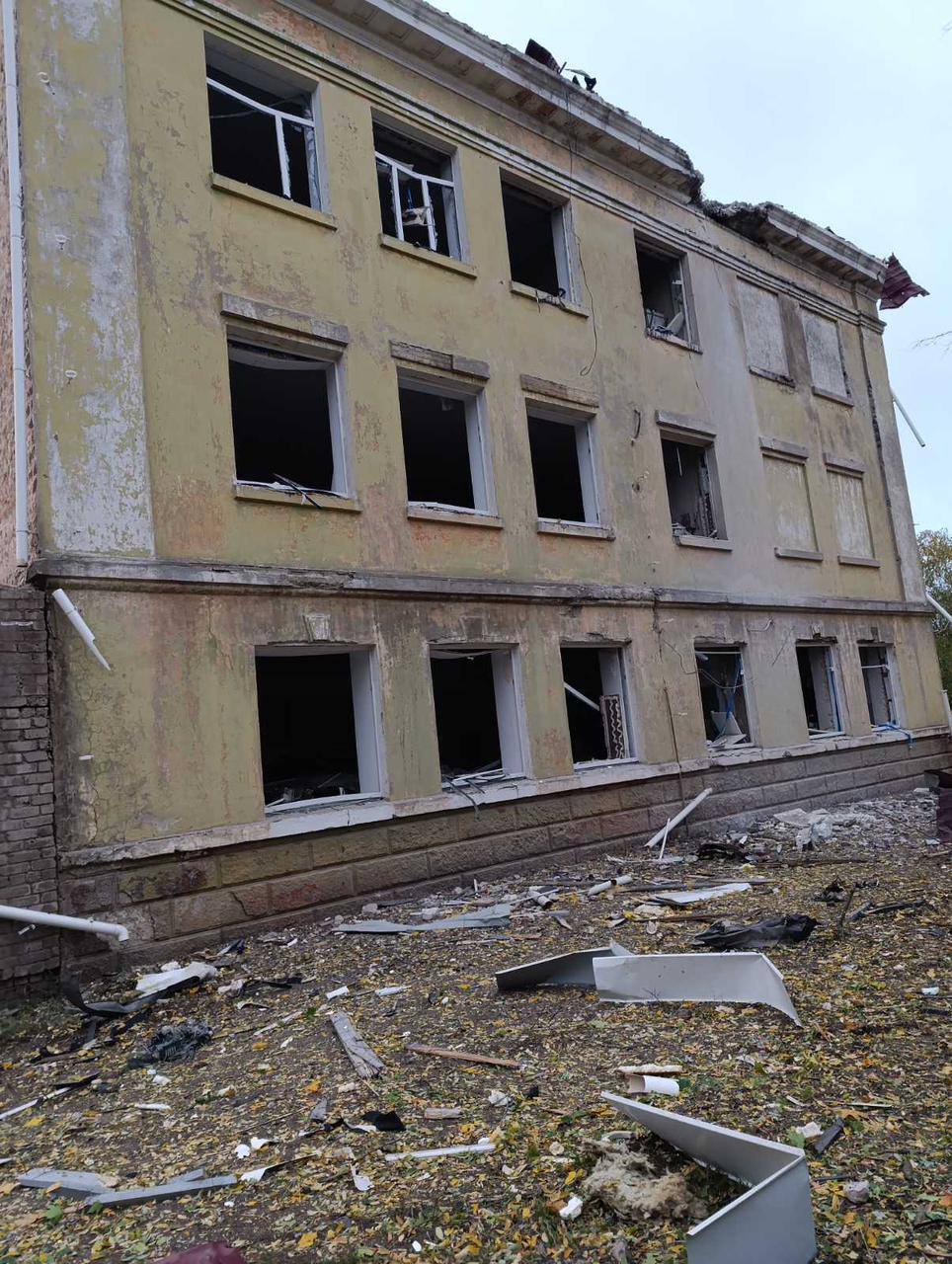 Окупанти вдарили по школі в Краматорську, яка була названа на честь закатованого Степана Чубенка. Фото