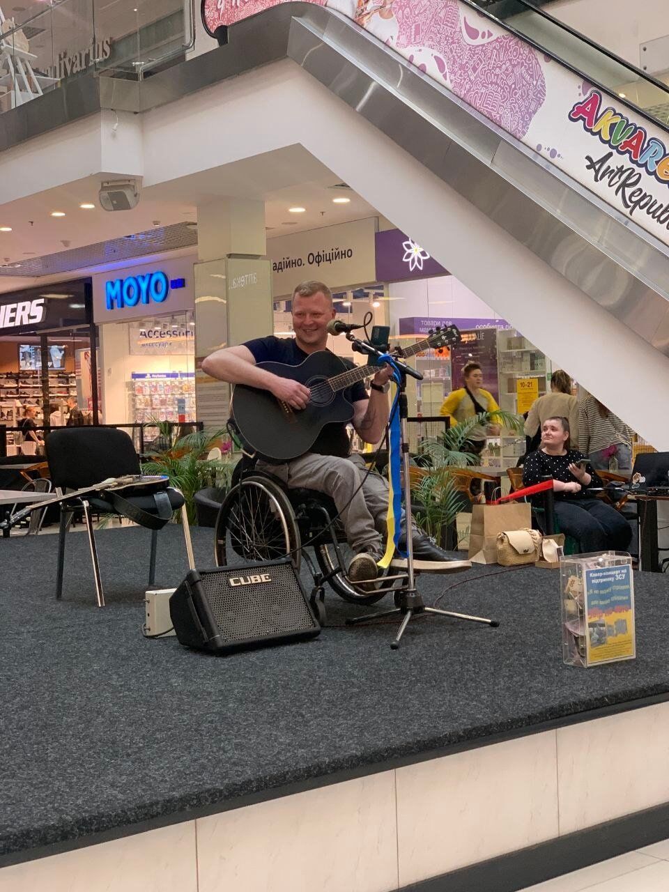 "Пацани, ви мене знаєте?!" У Києві чоловік принижував музиканта на кріслі колісному, який відмовився співати російську пісню