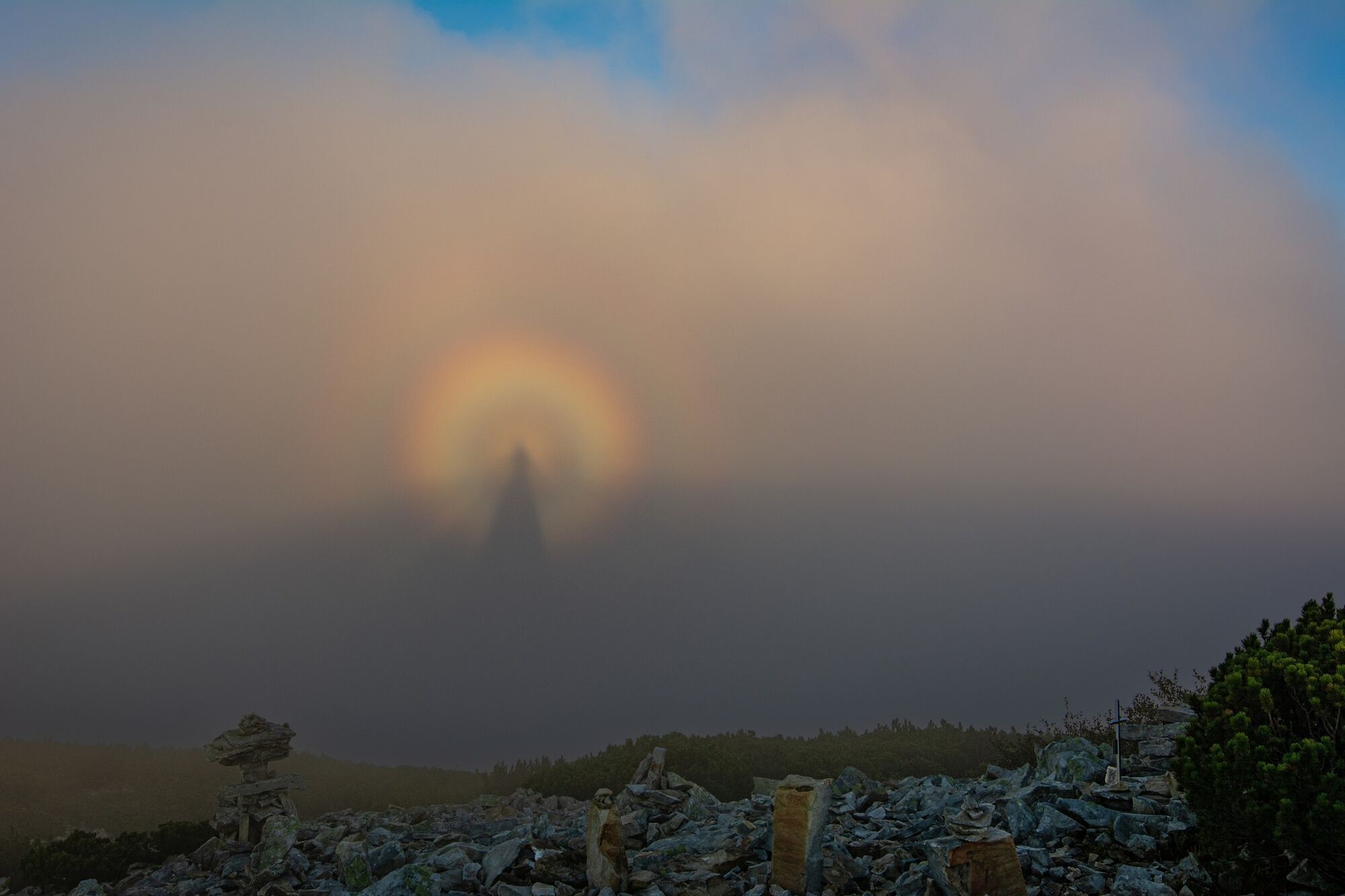 "Появлялся снова и снова": в Карпатах заметили "брокенского призрака", фото взбудоражили сеть