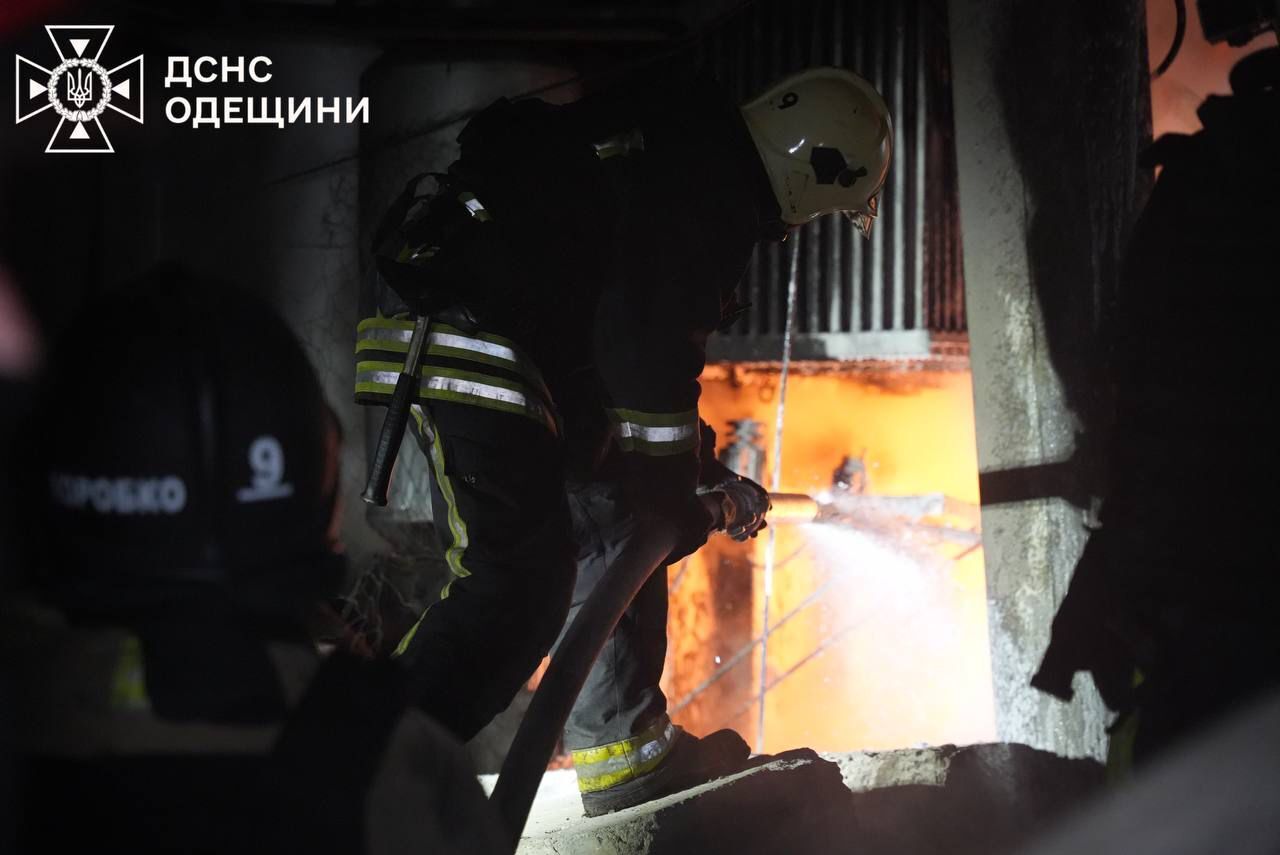 Оккупанты массированно атаковали Одессу и область: повреждены объекты энергетики и дома, есть пострадавшая. Фото и видео