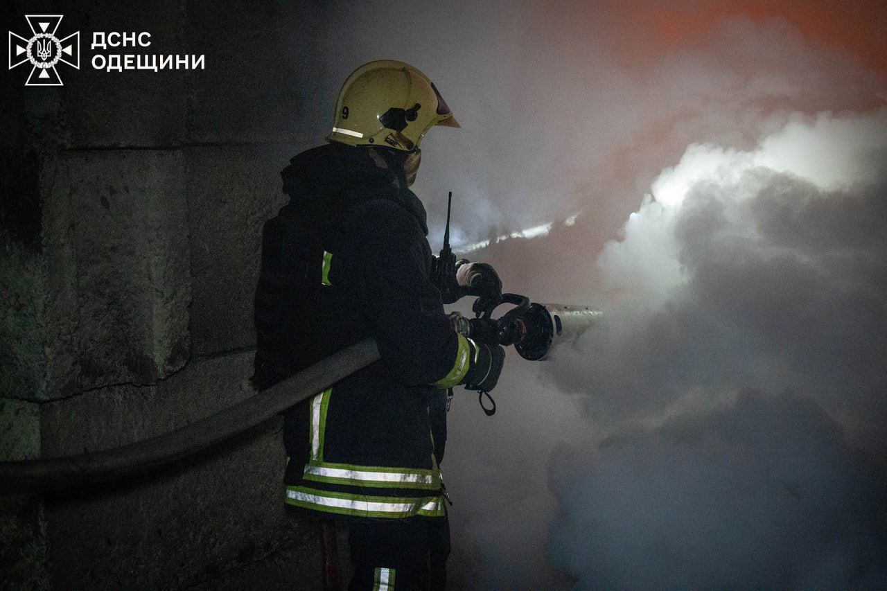 Оккупанты массированно атаковали Одессу и область: повреждены объекты энергетики и дома, есть пострадавшая. Фото и видео