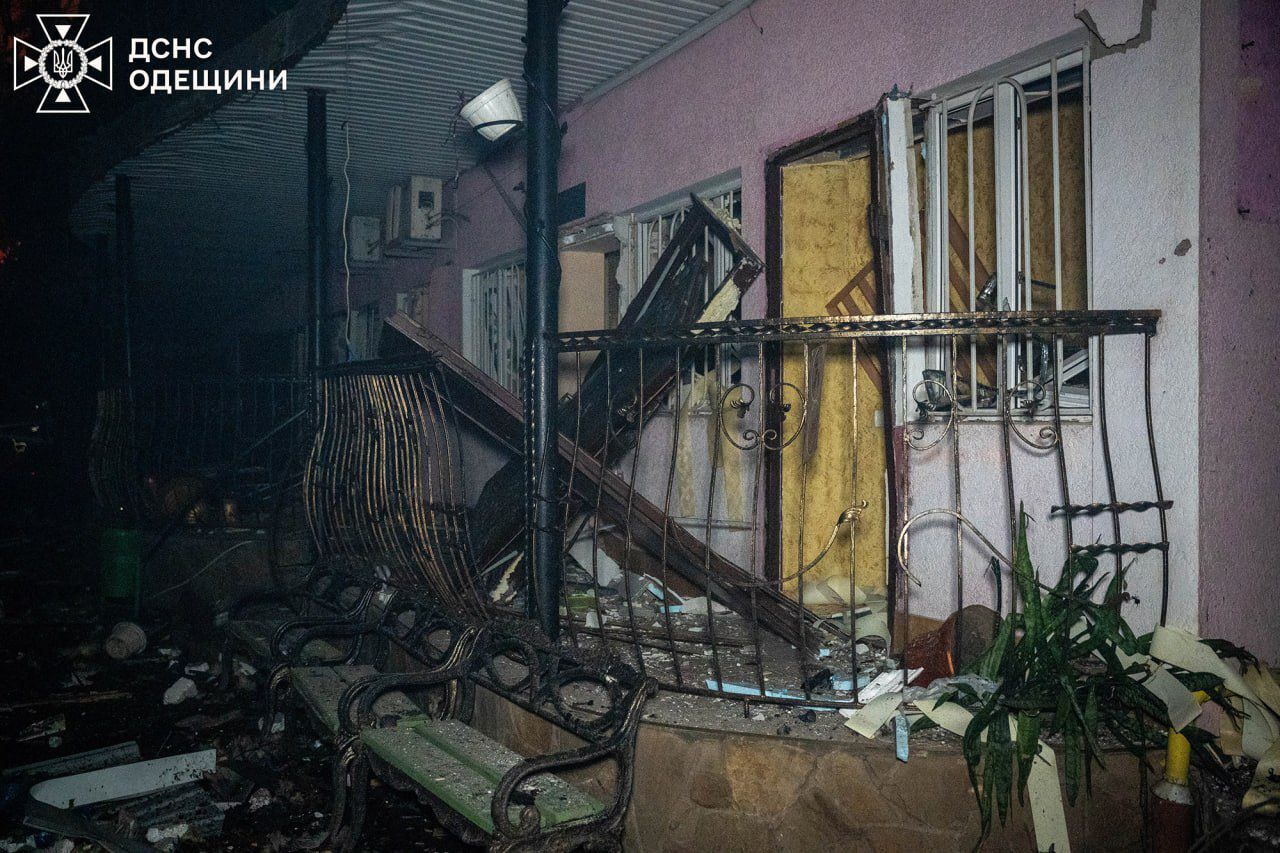 Оккупанты массированно атаковали Одессу и область: повреждены объекты энергетики и дома, есть пострадавшая. Фото и видео