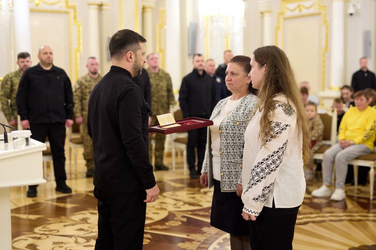 "Благодаря таким людям Украина смогла сохранить независимость": Зеленский вручил украинским воинам ордена "Золотая Звезда". Фото