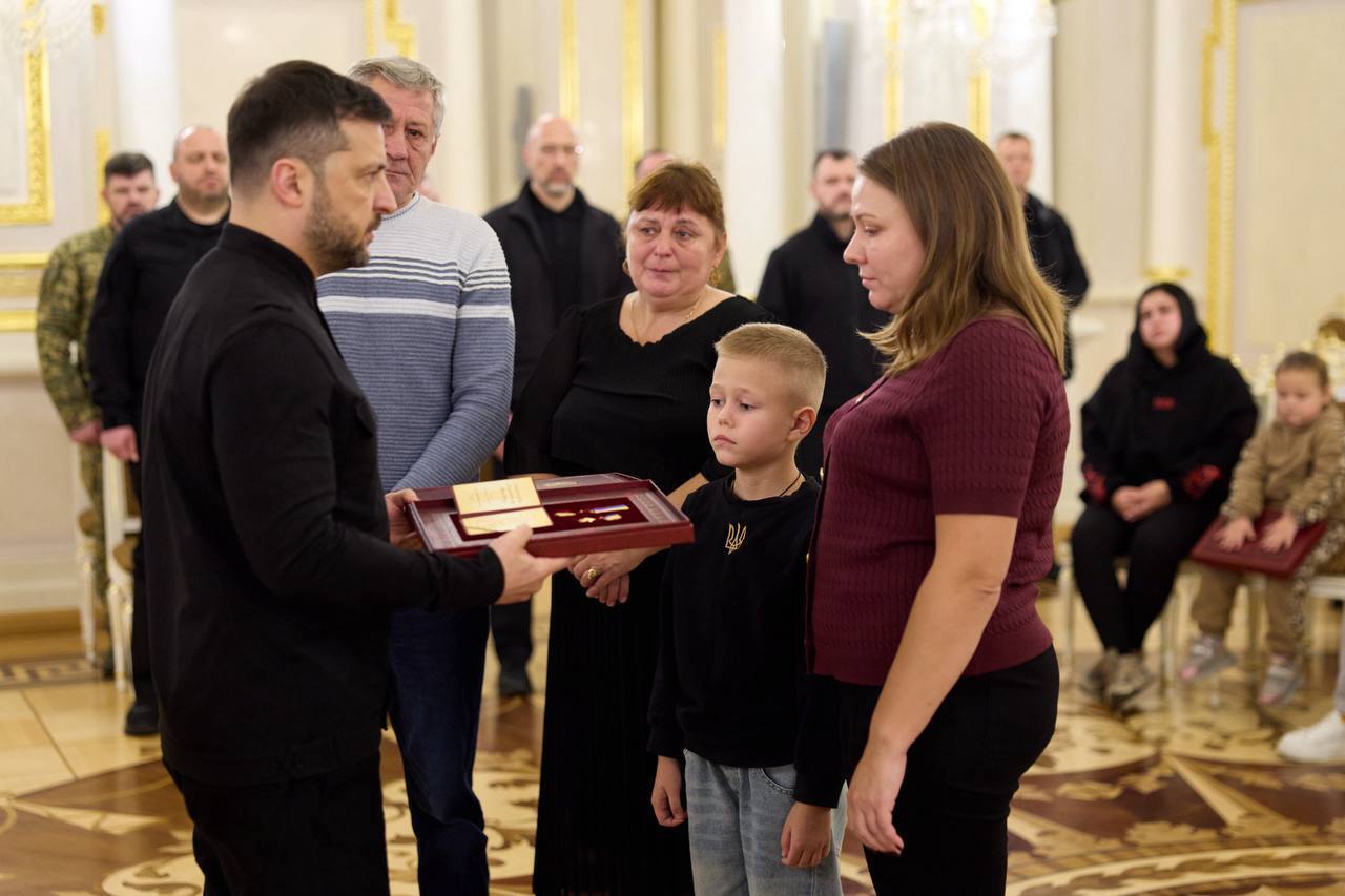 "Благодаря таким людям Украина смогла сохранить независимость": Зеленский вручил украинским воинам ордена "Золотая Звезда". Фото