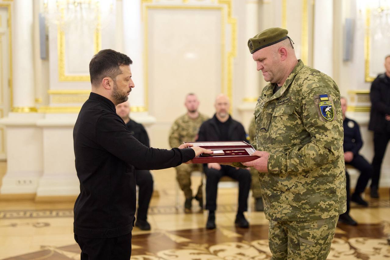 "Благодаря таким людям Украина смогла сохранить независимость": Зеленский вручил украинским воинам ордена "Золотая Звезда". Фото