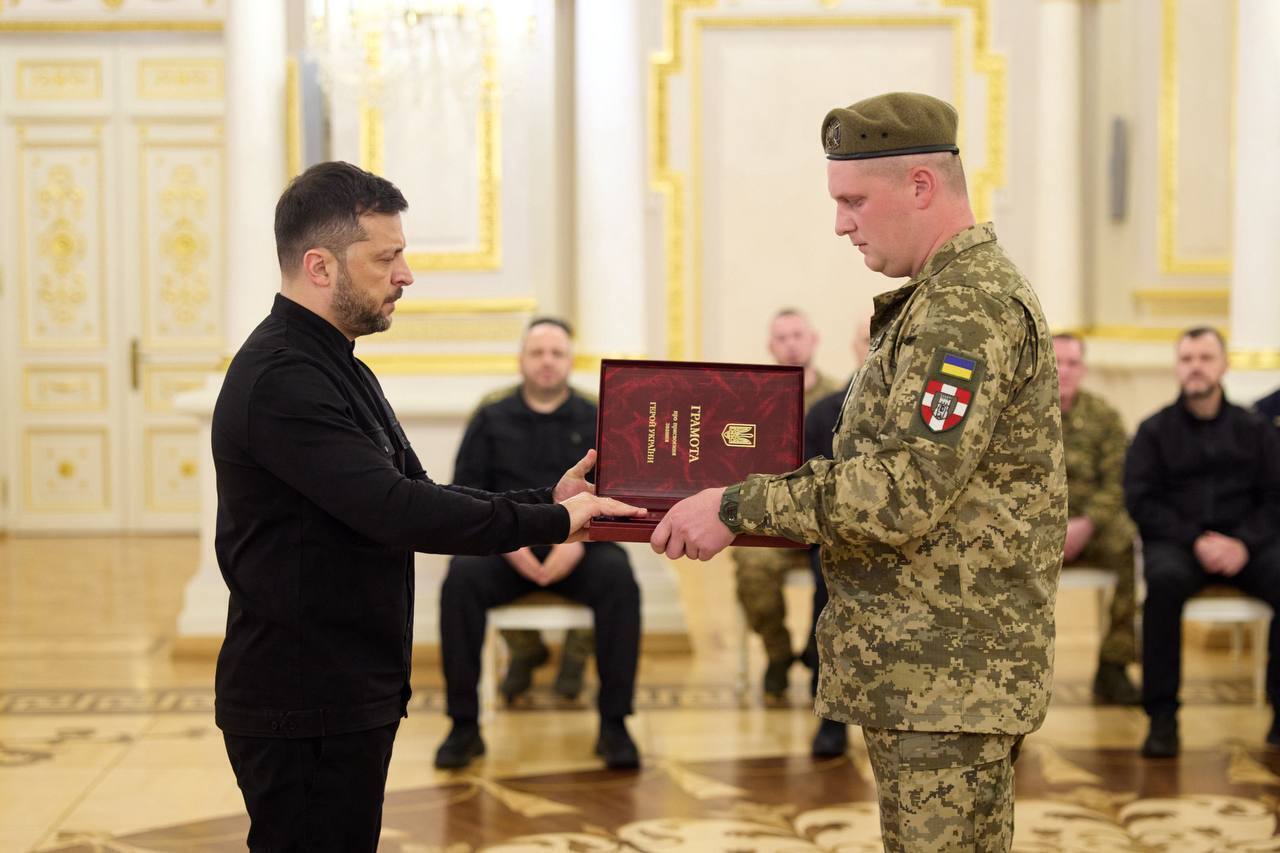 "Благодаря таким людям Украина смогла сохранить независимость": Зеленский вручил украинским воинам ордена "Золотая Звезда". Фото