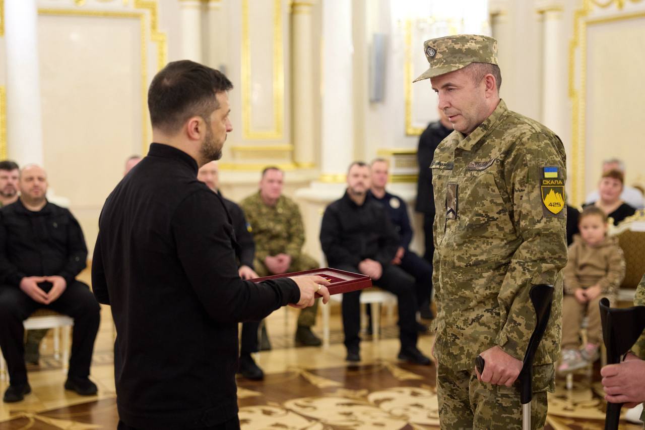 "Благодаря таким людям Украина смогла сохранить независимость": Зеленский вручил украинским воинам ордена "Золотая Звезда". Фото