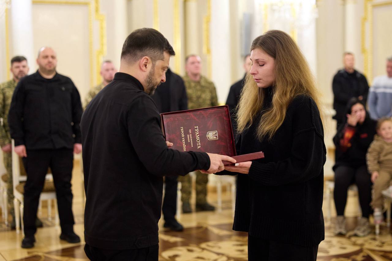 "Благодаря таким людям Украина смогла сохранить независимость": Зеленский вручил украинским воинам ордена "Золотая Звезда". Фото