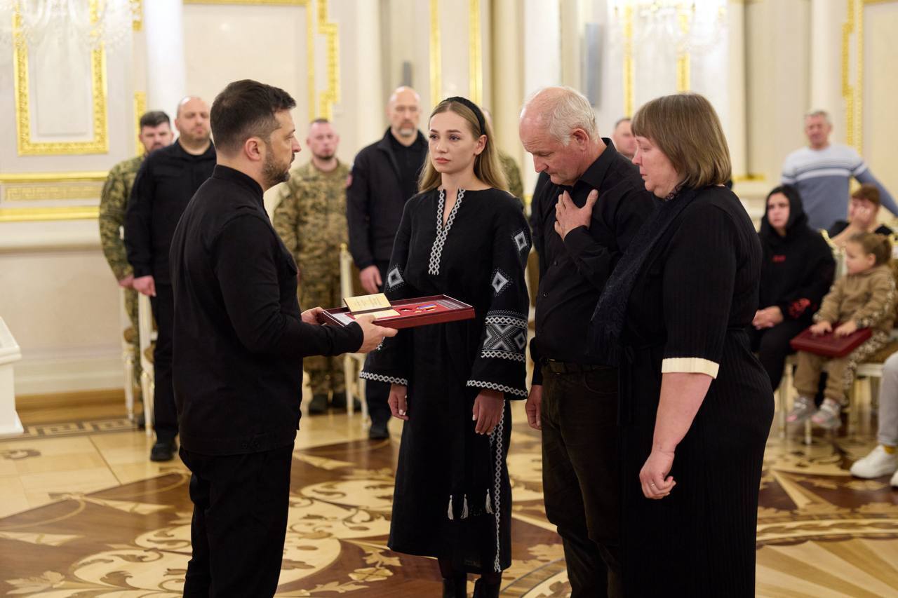 "Благодаря таким людям Украина смогла сохранить независимость": Зеленский вручил украинским воинам ордена "Золотая Звезда". Фото