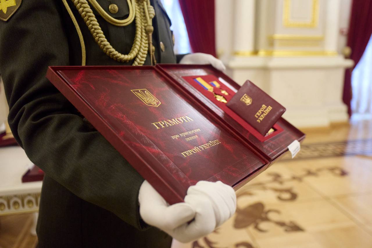 "Благодаря таким людям Украина смогла сохранить независимость": Зеленский вручил украинским воинам ордена "Золотая Звезда". Фото