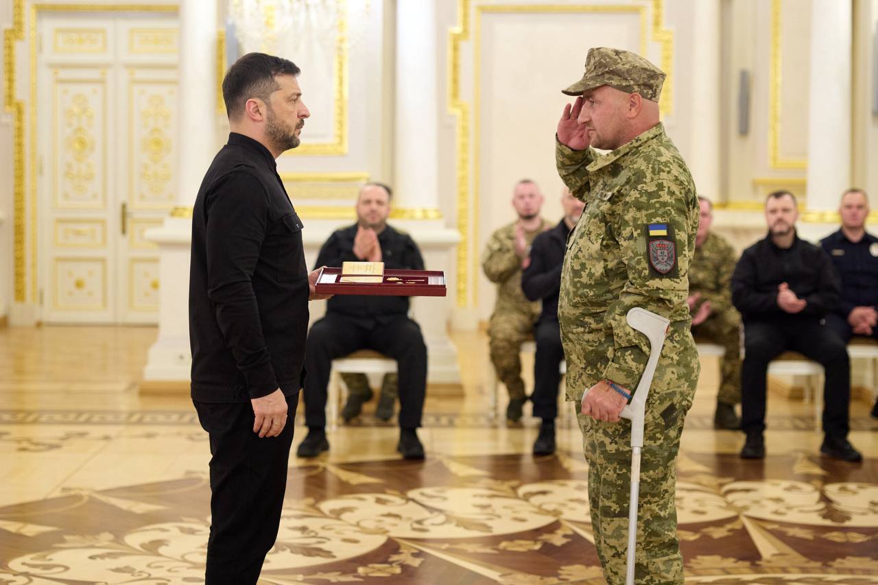 "Благодаря таким людям Украина смогла сохранить независимость": Зеленский вручил украинским воинам ордена "Золотая Звезда". Фото