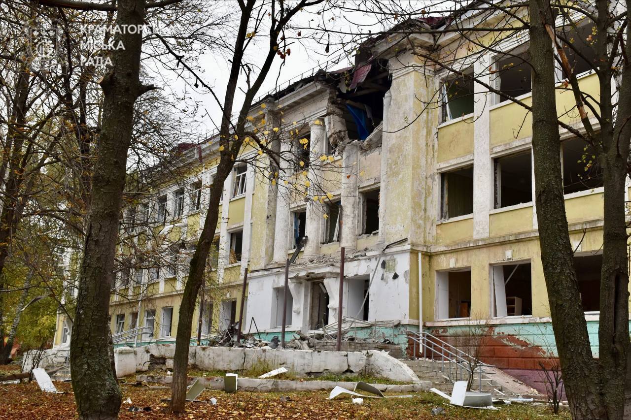 Окупанти вдарили по школі в Краматорську, яка була названа на честь закатованого Степана Чубенка. Фото