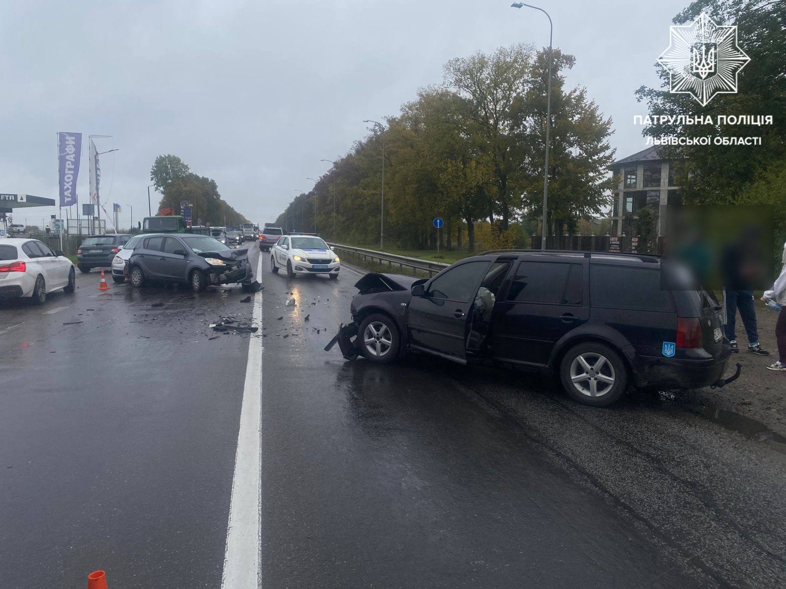 На трассе Киев – Чоп во Львовской области произошло ДТП: есть пострадавшие, движение было полностью перекрыто. Фото