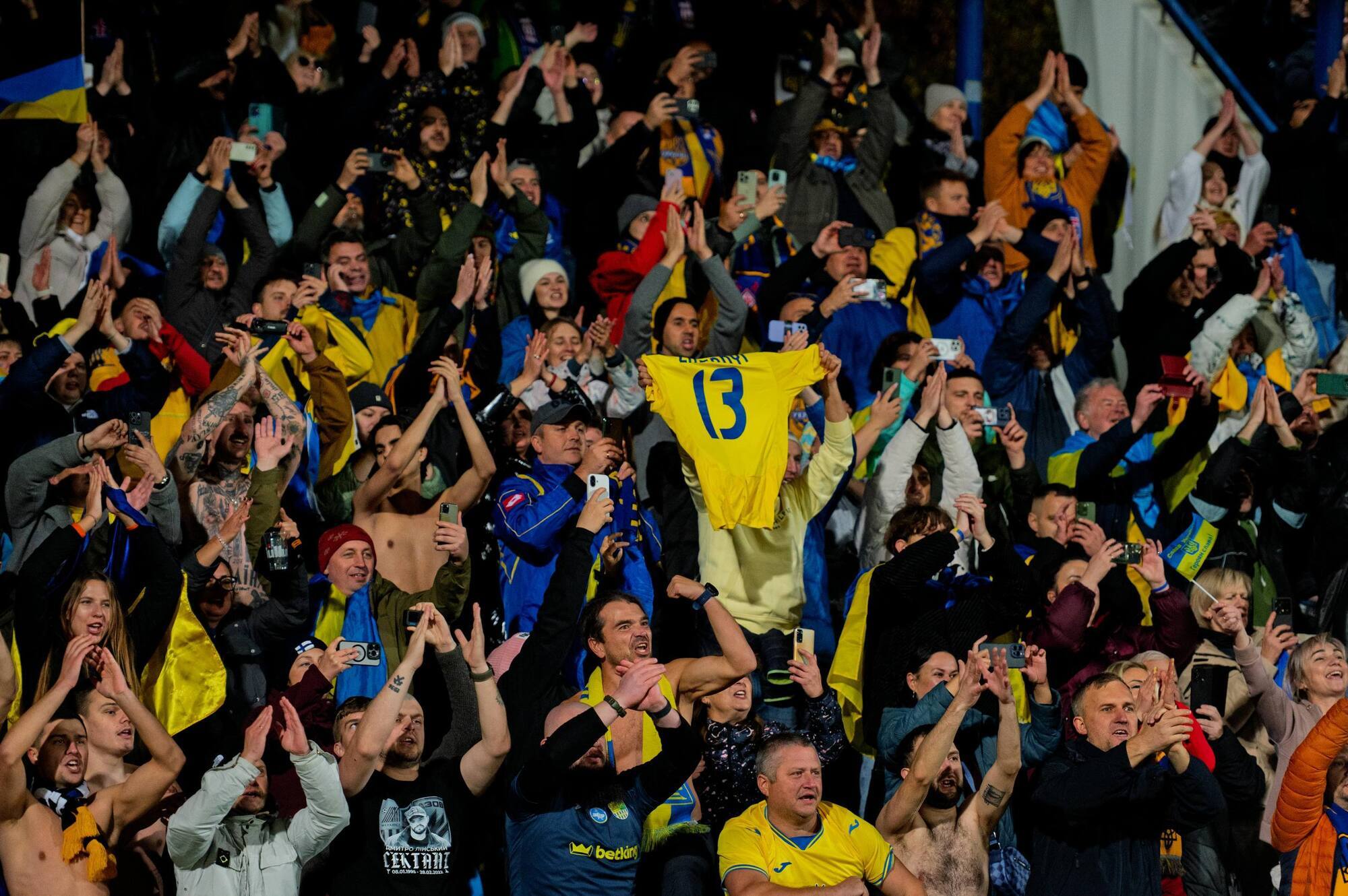 На видео попало, что сделала сборная Украины на стадионе после победы над Исландией