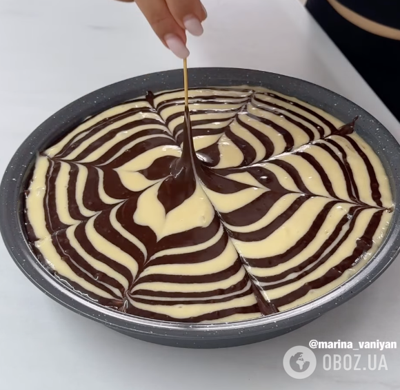 Домашний пирог "Зебра" из 4 ингредиентов: рецепт лучшего десерта к чаю за 20 минут