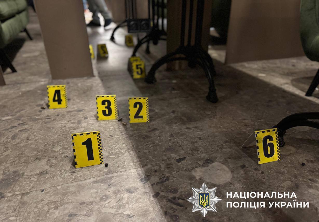 У Києві сталася стрілянина у барі: поранено дівчину, стрілка затримала поліція. Фото і відео