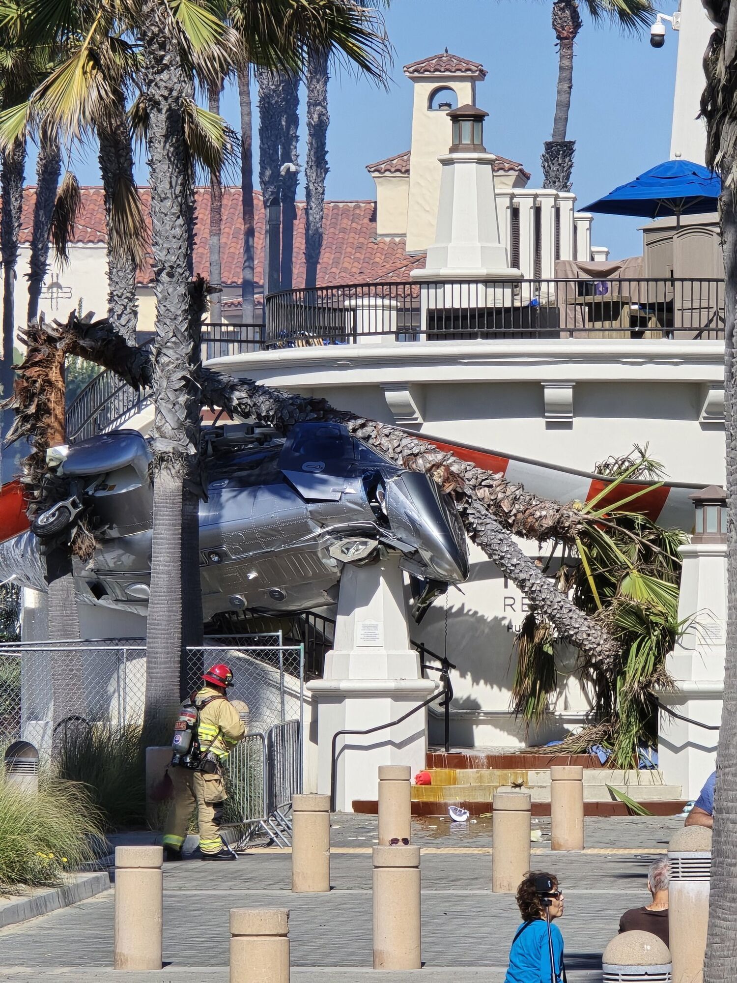 У США гелікоптер упав прямо на людний пляж в Каліфорнії: є постраждалі