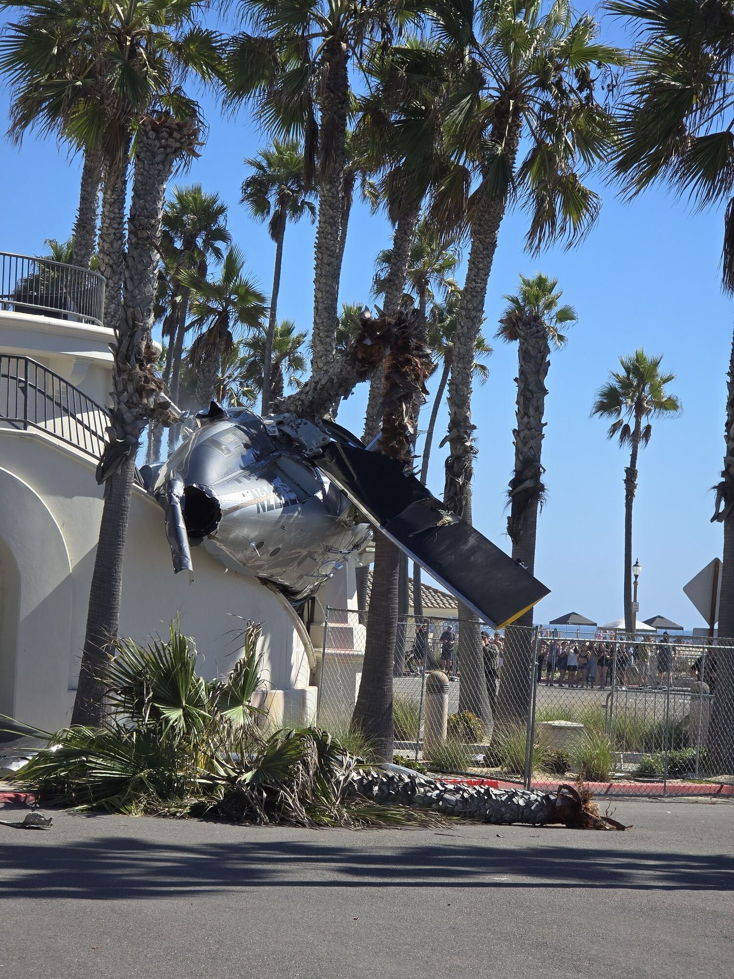 У США гелікоптер упав прямо на людний пляж в Каліфорнії: є постраждалі