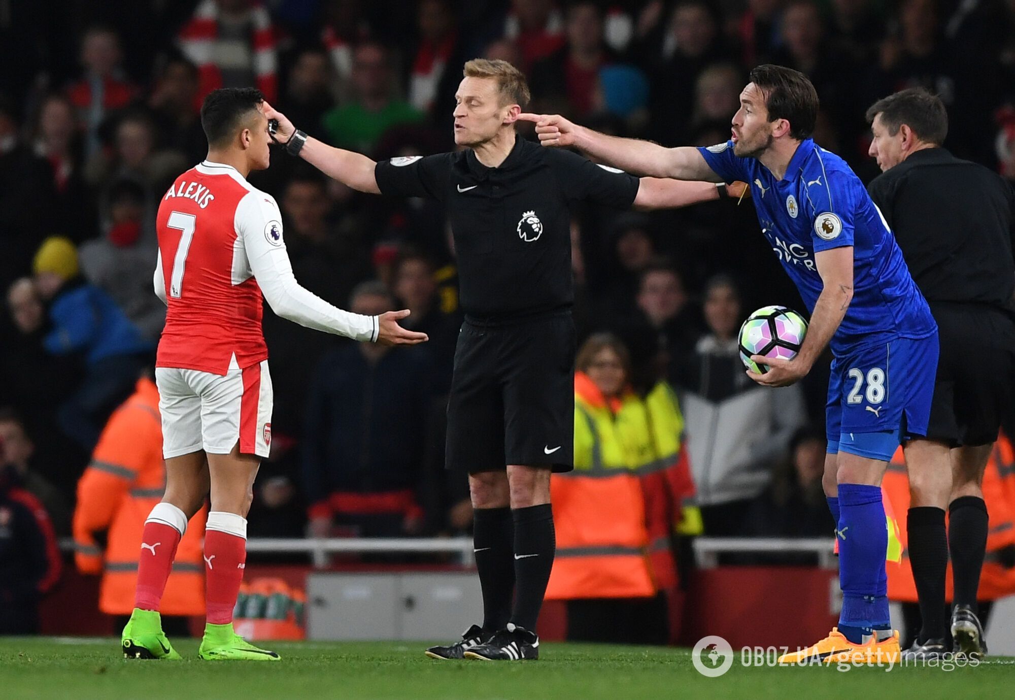 Знаменитый футболист в Англии устроил дикую клоунаду на поле и получил моментальную карму. Видео собрало миллионы просмотров